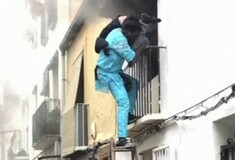 Μετανάστης - ήρωας: Σκαρφάλωσε στον δεύτερο όροφο και έσωσε κατάκοιτο άνδρα από φλεγόμενο διαμέρισμα