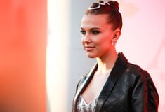 10 ντυσίματα της Millie Bobby Brown που αποδεικνύουν γιατί θεωρείται η πιο στυλάτη 15χρονη