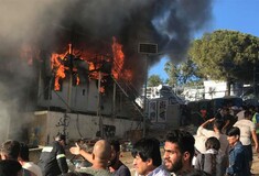 Ανεξέλεγκτη η φωτιά στη Μόρια - Πληροφορίες για έναν νεκρό