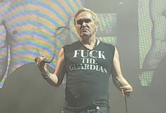 Ο Morrissey με μπλουζάκι “Fuck the Guardian” σε συναυλία