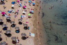 «Μειώνεται ο ελεύθερος χώρος στις παραλίες, αυξάνονται ομπρέλες και ξαπλώστρες»