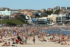 Χιλιάδες σε παραλία του Σίδνεϊ ενώ η Αυστραλία μετρά 7 νεκρούς και 1.049 κρούσματα κορωνοϊού