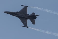 Το μήνυμα του πιλότου από το F-16: Ο λαός δε γονατίζει παρά μόνο μπροστά στους νεκρούς του