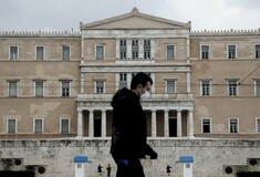 ΥΠΟΙΚ: Τριπλό σοκ στην οικονομία λόγω κορωνοϊού- 4,7% η ύφεση φέτος