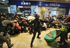 Χονγκ Κονγκ: Αλλαγή χρόνου με δακρυγόνα και εκατοντάδες συλλήψεις