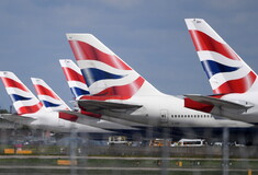 H British Airways πουλά από ποτήρια σαμπάνιας και παντόφλες, μέχρι κουβέρτες και καροτσάκια από Boeing 747