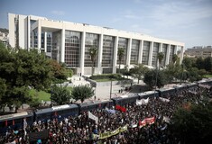 «Προαναγγελία θανάτου του φασισμού»: Ξένα ΜΜΕ σχολιάζουν την ιστορική απόφαση για τη Χρυσή Αυγή