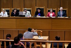Δίκη Χρυσής Αυγής: Αναστολή για όλους πλην του Ρουπακιά προτείνει η εισαγγελέας
