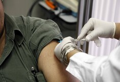 Πότε ξεκινάει η συνταγογράφηση για το εμβόλιο της γρίπης- Οδηγίες για τον εμβολιασμό εν μέσω πανδημίας
