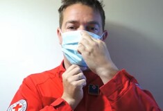 Ο Ελληνικός Ερυθρός Σταυρός εξηγεί πώς να φοράμε σωστά τις μάσκες - Δείτε το βίντεο
