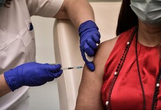 ΠΟΕΔΗΝ: Μηνύσεις σε όσους διαδίδουν θεωρίες για φυσιολογικό ορό αντί εμβολίου
