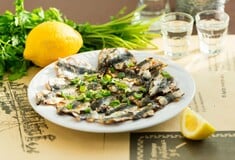 Παλιά Σαλαμίνα: Ένα μεζεδοπωλείο στη Θεσσαλονίκη που φέρνει μεσογειακές γεύσεις στο σπίτι σας