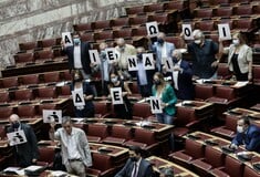 Καταδίκη της Χρυσής Αυγής από τη Βουλή - Πλακάτ από τον ΣΥΡΙΖΑ