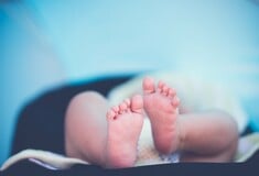 Κορωνοϊός: Έρευνα μετά το «μυστήριο» με βρέφος που γεννήθηκε με αντισώματα, χωρίς να έχει προσβληθεί από τον ιό