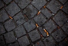 Η Βρετανία θέλει οι καπνοβιομηχανίες να πληρώνουν τον καθαρισμό από αποτσίγαρα
