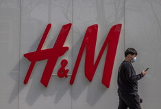 Ουιγούροι: Κλιμακώνεται η κόντρα της Κίνας με την H&M για το βαμβάκι