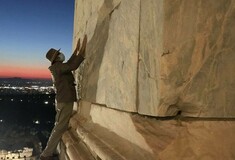 Υπήρχε και καλύτερος τρόπος για την ανάπλαση επιφανείας της Ακρόπολης; Σύμφωνα με τον Μανόλη Κορρέ, ναι. 