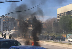 Θεσσαλονίκη: Αστυνομικοί σβήνουν φωτιά από μολότοφ που έπεσε πάνω σε διαδηλωτή