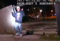 ΗΠΑ: Βίντεο από την κάμερα που φόραγε αστυνομικός όταν πυροβόλησε 13χρονο καθώς σήκωνε τα χέρια ψηλά