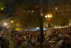 Κυψέλη: Κορωνοπάρτι στην πλατεία με εκατοντάδες άτομα και DJ