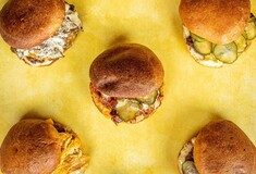 Το Smash’n Bun γράφει το νέο success story στο αυθεντικό street food με το ζουμερό Smash burger, το τραγανό Κorean fried chicken και το απολαυστικό grilled cheese sandwich κι ανατρέπει τα δεδομένα