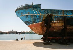 Η βάρκα των τραγικών μεταναστών της Λαμπεντούζα επιστρέφει σπό τη Βενετία στην Αουγκούστα