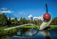 Claes Oldenburg και Coosje van Bruggen: Ο υπερφυσικός κόσμος ενός δυναμικού ντουέτου της τέχνης σε μια μεγάλη έκθεση