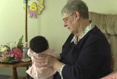 Μια 78χρονη έχει γίνει ανάδοχος για πάνω από 80 μωρά εδώ και 34 χρόνια