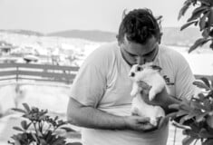Ο Άγγελος διασώζει κουνέλια από τους κάδους της Αθήνας και τα στενά του κέντρου. 