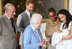 Η βασίλισσα Ελισάβετ εύχεται χρόνια πολλά για τα γενέθλια του δισέγγονού της Άρτσι 
