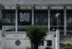 Τζορτζ Φλόιντ: Το μπάνερ Black Lives Matter στην πρεσβεία των ΗΠΑ
