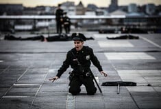Η αστυνομική βία πρωταγωνιστεί στην καθηλωτική παράσταση του Ρ. Καστελούτσι στο κέντρο των Βρυξελλών
