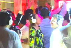 Μύκονος: Γαμήλιο πάρτι με καλεσμένους να χορεύουν χωρίς να ακούγεται μουσική - Φορούσαν ακουστικά (Βίντεο)