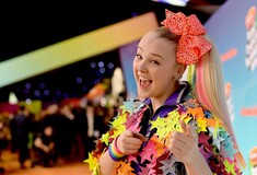 Τέλος οι φιόγκοι για την JoJo Siwa: «Ήταν πιο δύσκολο να το πω στη μαμά μου από το coming out»