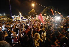 Ισραήλ: Ο Νετανιάχου φεύγει και οι πολίτες πανηγυρίζουν στους δρόμους του Τελ Αβίβ 