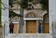 Μονή Πετράκη: Επίθεση με καυστικό υγρό σε μητροπολίτες - Οδηγούνται στο νοσοκομείο