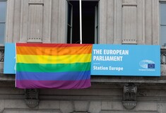 Το Ευρωπαϊκό Κοινοβούλιο υψώνει τη σημαία του ουράνιου τόξου