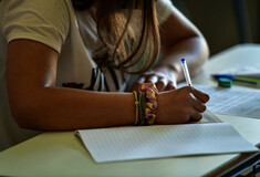 Κατεπείγουσα αγωγή της Κεραμέως κατά της ΟΛΜΕ για «υπονόμευση των εξετάσεων των Προτύπων Σχολείων»