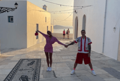 Το ζεύγος Bieber στη Μήλο: Οι βόλτες, η χωριάτικη σαλάτα και οι φωτογραφίες στο Instagram - «Το μέρος μοιάζει βγαλμένο από όνειρο»