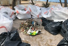 Περίπου 2,7 τόνοι απορριμμάτων στις παραλίες στο Μικρό Καβούρι και Β' Πλαζ Βούλας - Επικίνδυνα απόβλητα, γόπες και πλαστικά