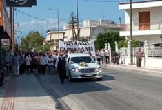 «Όχι άλλη Γαρυφαλλιά»: Το πανό στην κηδεία της 26χρονης που σκοτώθηκε στη Φολέγανδρο