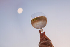 Τρία cocktails με gin για να απολαύσετε υπό το φως της καλοκαιρινής πανσελήνου