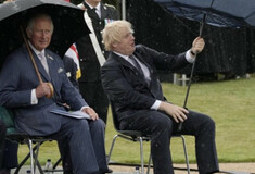 Βρετανία: Η "μάχη" του Μπόρις Τζόνσον με μια ομπρέλα προκάλεσε ευθυμία στον πρίγκιπα Κάρολο	