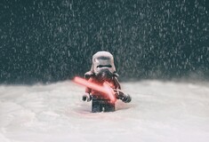 Η αυτοκρατορία αντεπιτίθεται με lego: Βρετανός φωτογράφος αναπαράγει κλασικές σκηνές από τα Star Wars