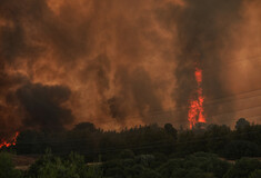 Βαρυμπόμπτη: Ο κόσμος τρέχει πανικόβλητος, η φωτιά έφτασε στα σπίτια - Τρία μέτωπα πυρκαγιάς