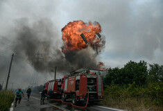 Φωτιά στις Αφίδνες: Συγκλονιστικές εικόνες από τη στιγμή των ισχυρών εκρήξεων - Τρέχουν οι πυροσβέστες να σωθούν
