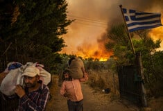 Συγκλονιστικές εικόνες από τη νύχτα που η φωτιά έζωσε την Αθήνα