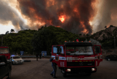 Φωτιά: Η Ελλάδα στις φλόγες, οι πυρκαγιές αφανίζουν τμήματα της χώρας - Τι μεταδίδουν διεθνή ΜΜΕ 