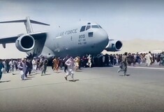 Ιστορικές εικόνες: Αφγανοί προσπαθούν να ανέβουν στο 