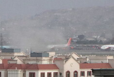 Δύο εκρήξεις έξω από το αεροδρόμιο της Καμπούλ: «Tο Ισλαμικό Κράτος υπεύθυνο για την επίθεση αυτοκτονίας»